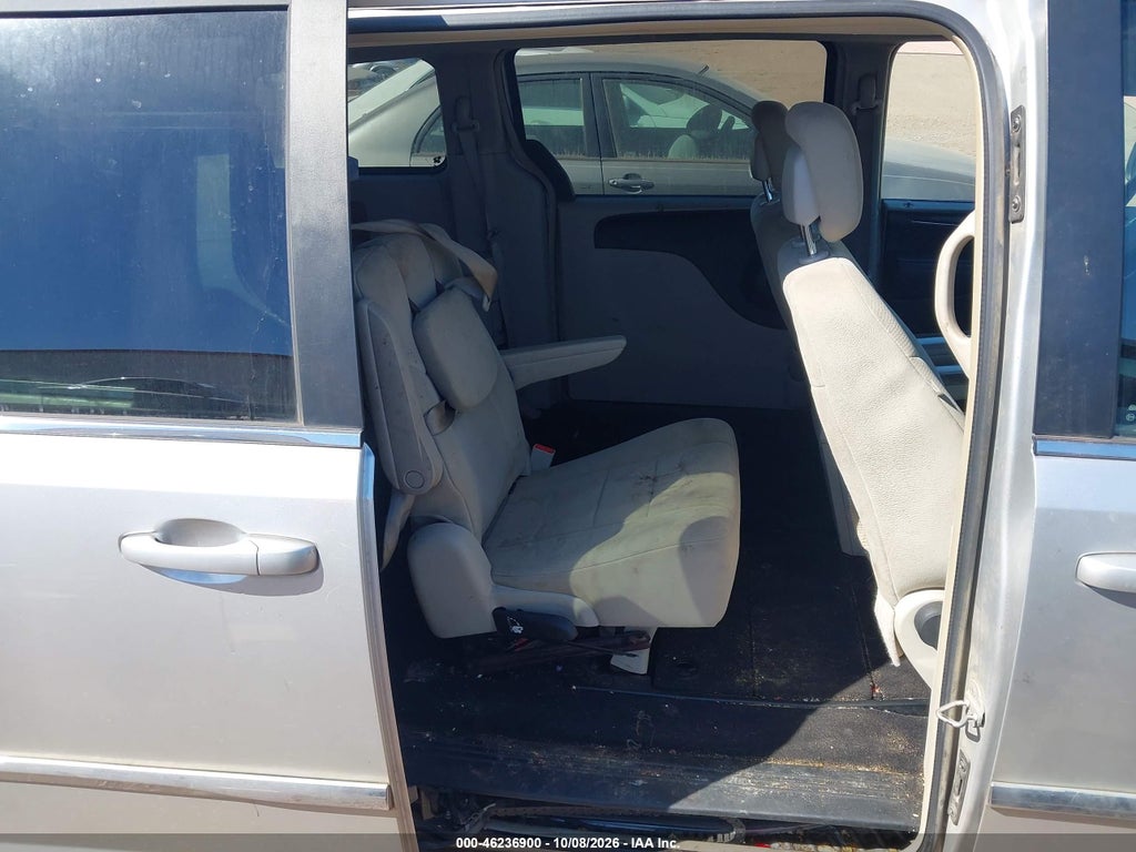 2011 Chrysler Town & Country Touring photo 8