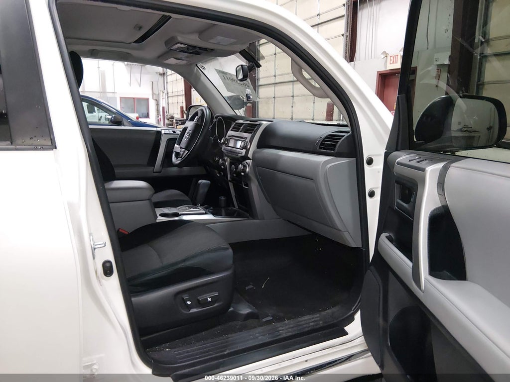 2011 Toyota 4RUNNER SR5 V6 photo 5
