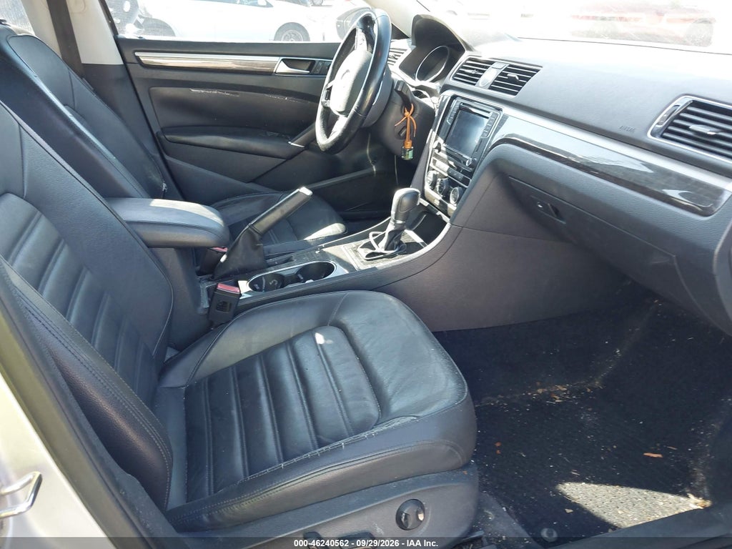 2016 Volkswagen Passat 1.8T SEL photo 5