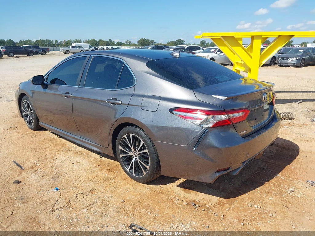 2019 Toyota Camry SE photo 3
