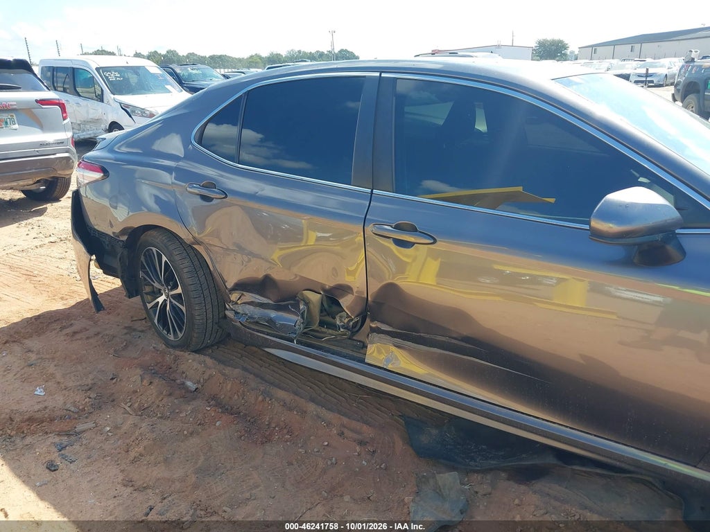 2019 Toyota Camry SE photo 6