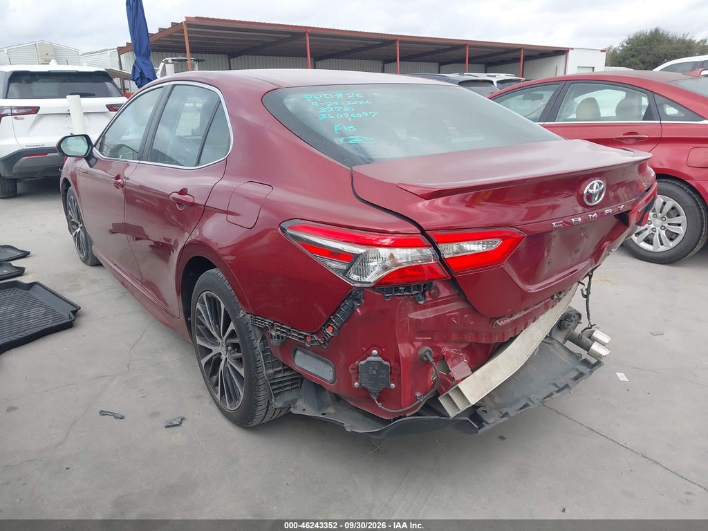 2018 Toyota Camry SE photo 3