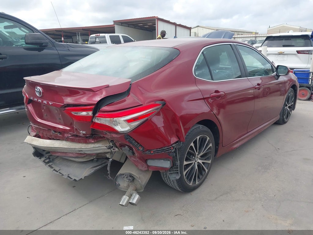 2018 Toyota Camry SE photo 4