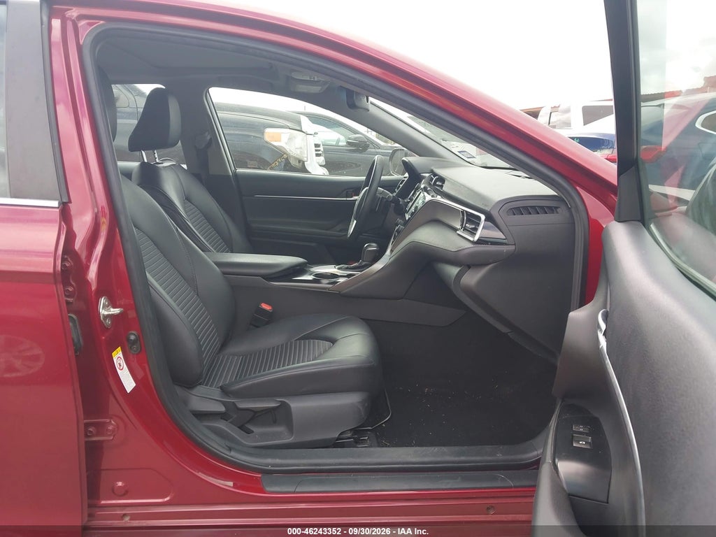 2018 Toyota Camry SE photo 5