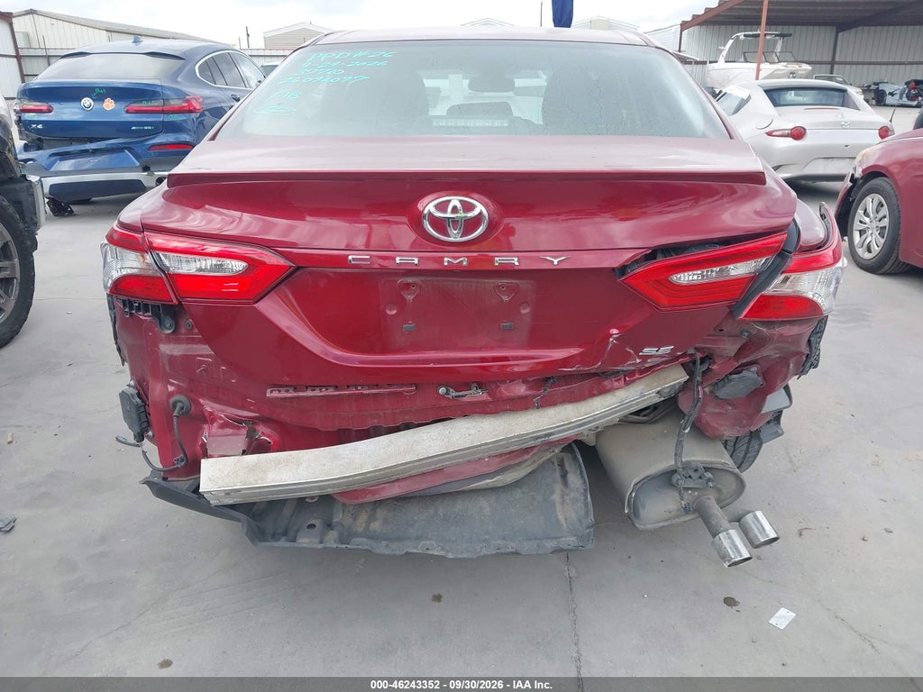 2018 Toyota Camry SE photo 6