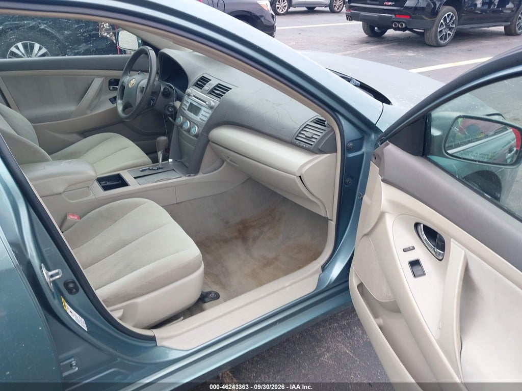 2009 Toyota Camry LE photo 5