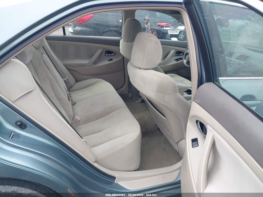 2009 Toyota Camry LE photo 8