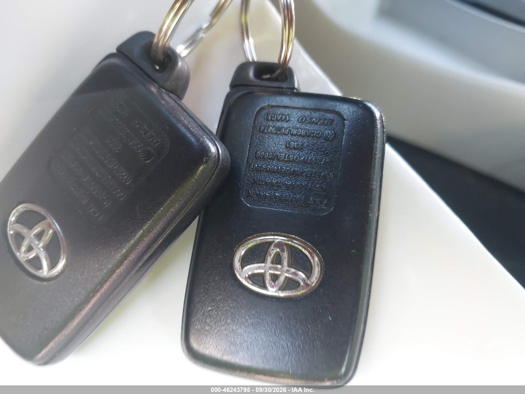 2013 Toyota Prius Three photo 11