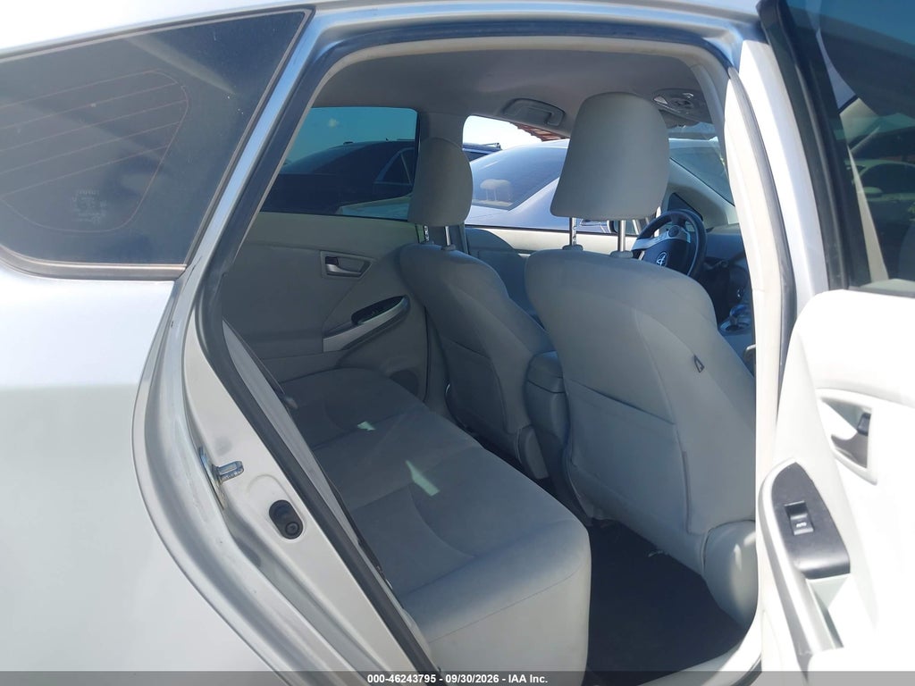 2013 Toyota Prius Three photo 8