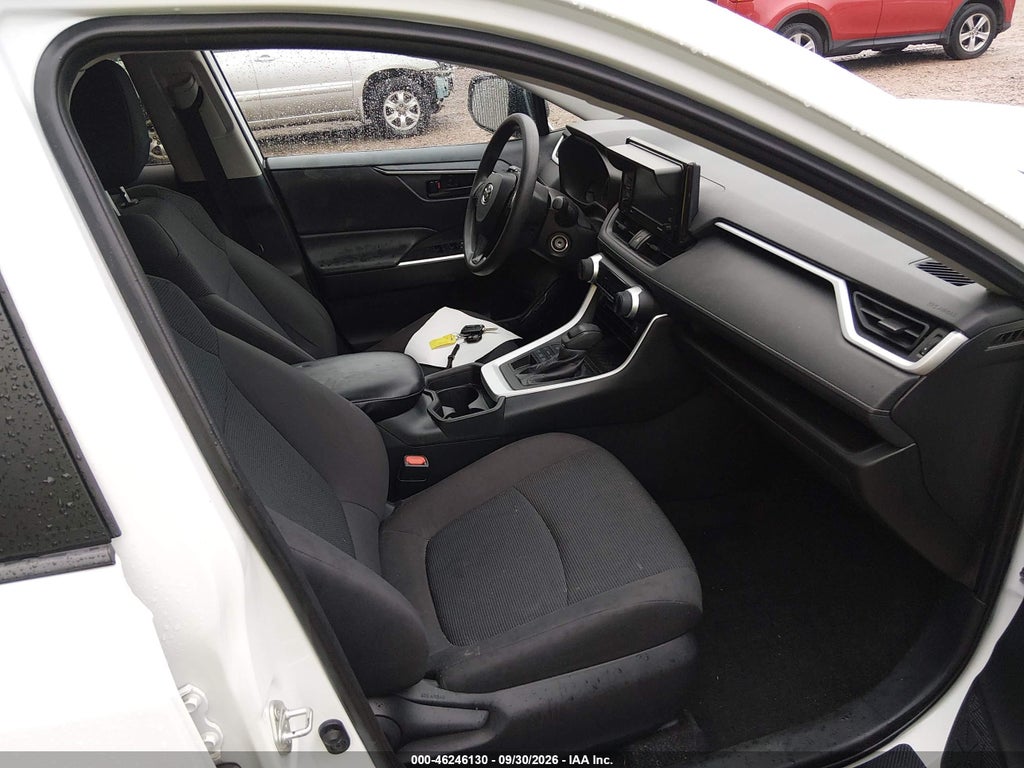 2020 Toyota RAV4 LE photo 5