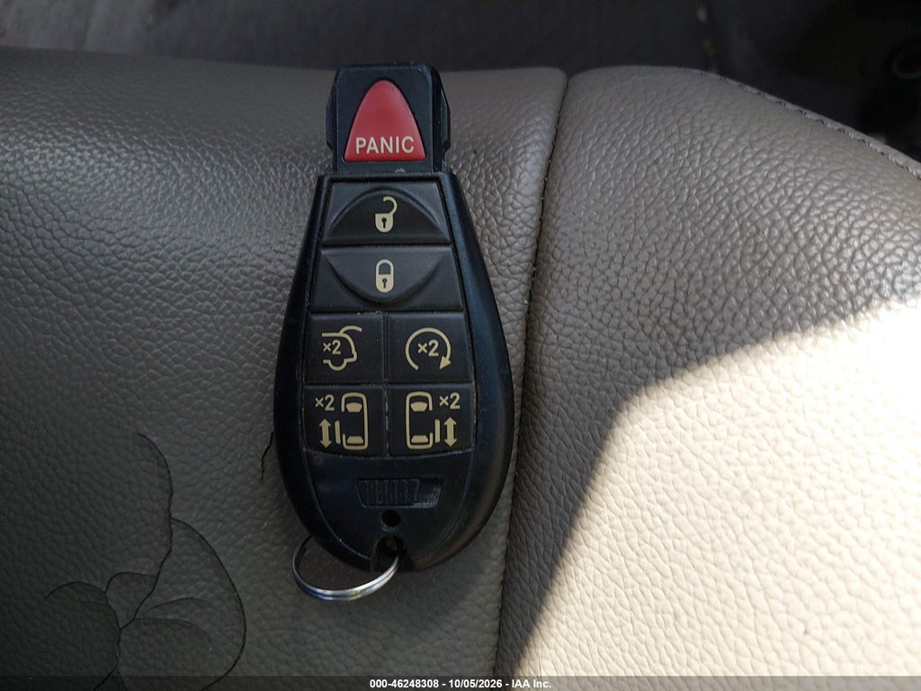 2012 Chrysler Town & Country Touring-L photo 11
