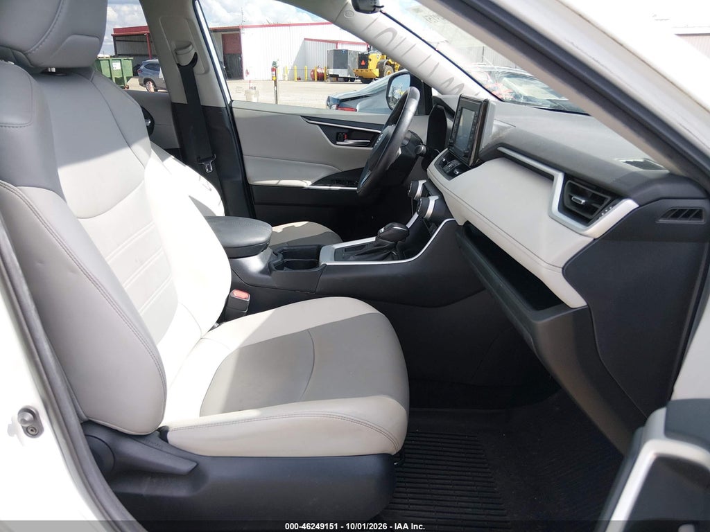 2020 Toyota RAV4 XLE Premium photo 5