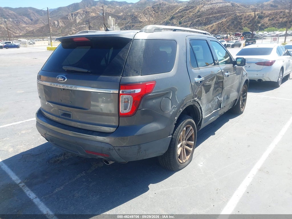 2015 Ford Explorer XLT photo 4