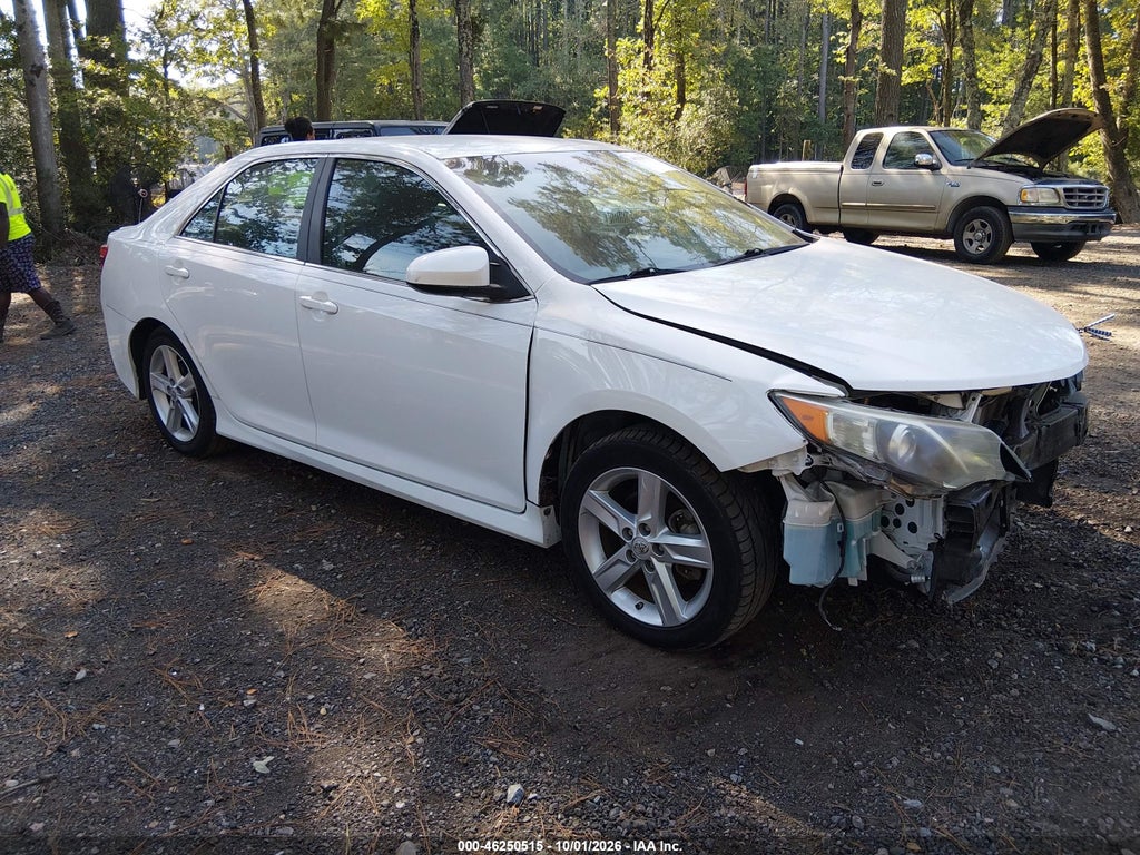 2014 Toyota Camry SE photo 1