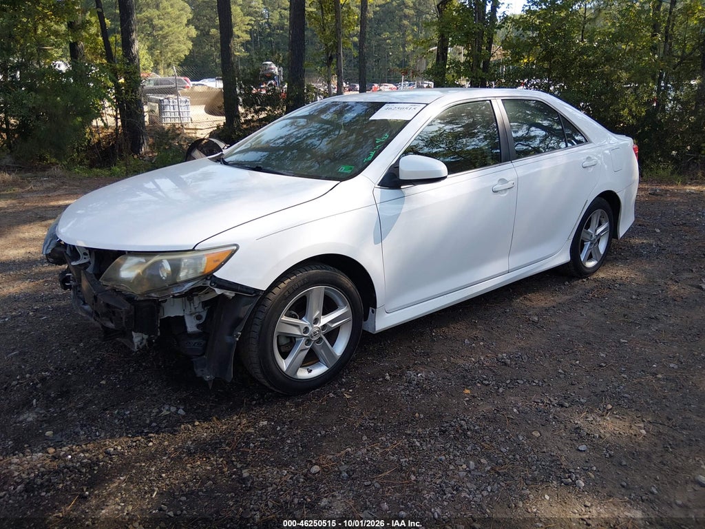 2014 Toyota Camry SE photo 2