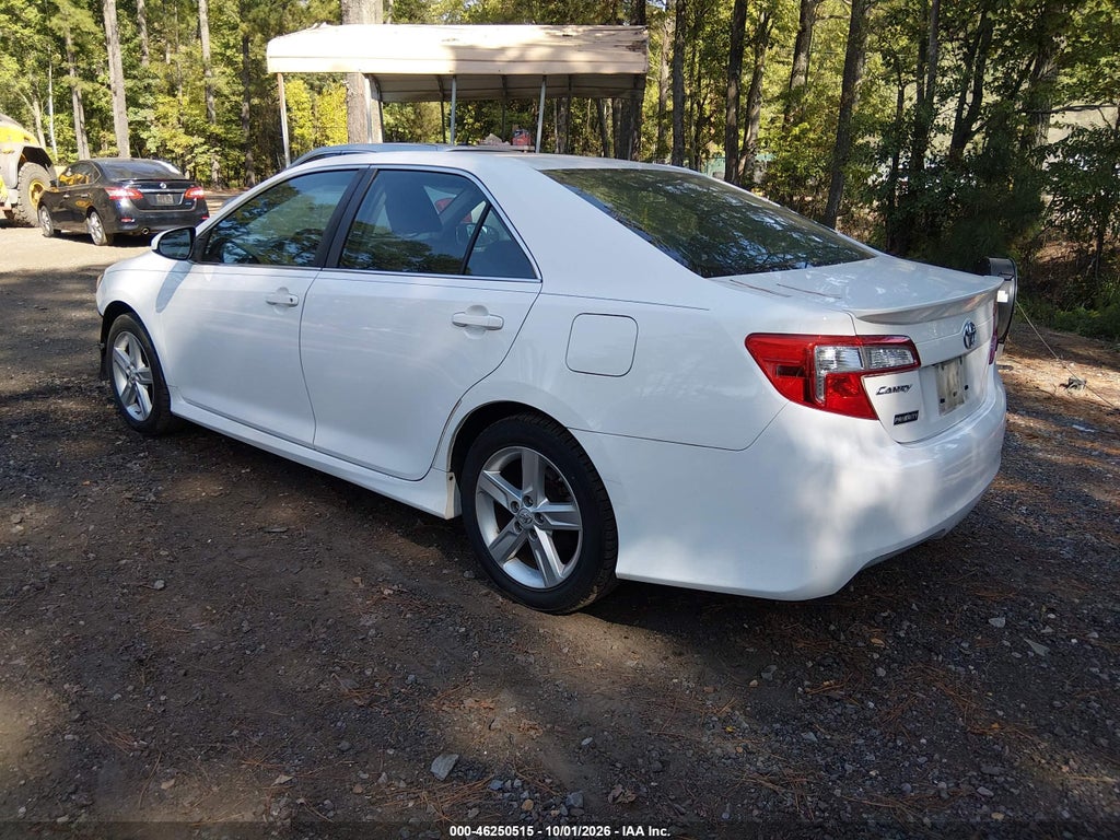 2014 Toyota Camry SE photo 3