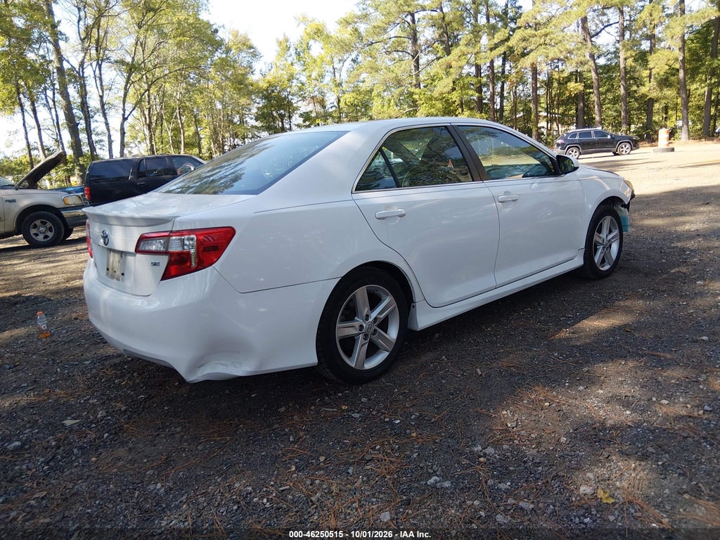 2014 Toyota Camry SE photo 4