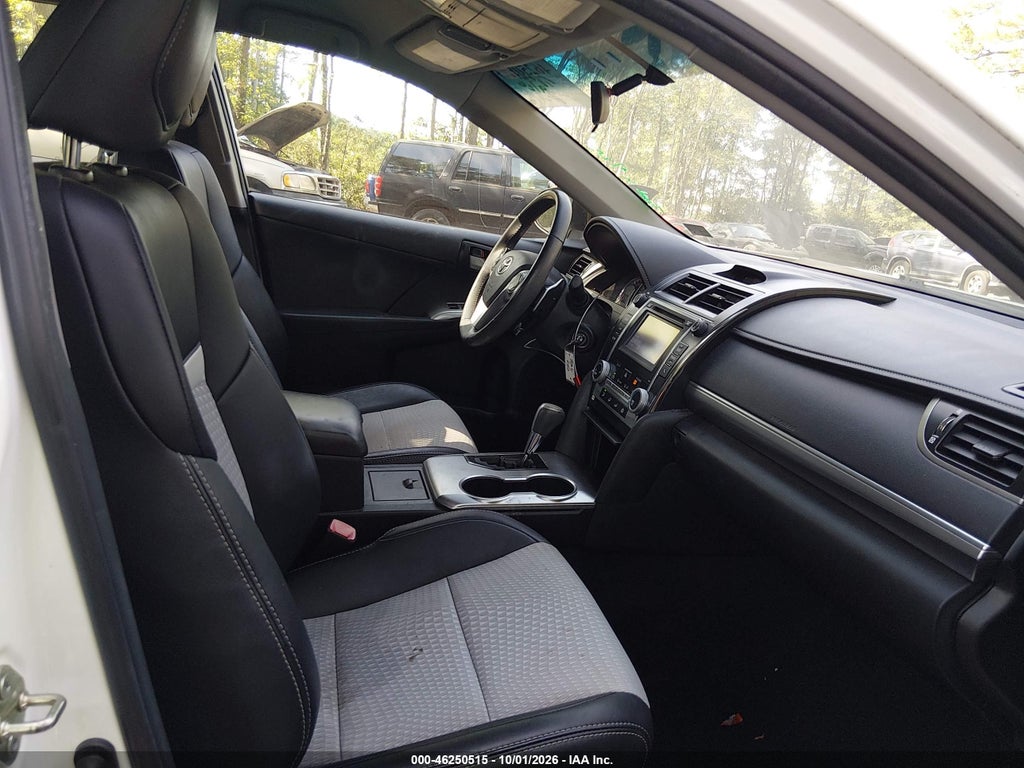 2014 Toyota Camry SE photo 5