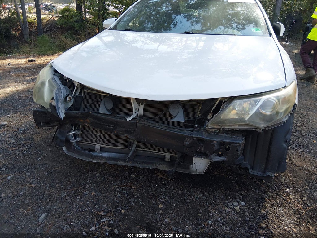 2014 Toyota Camry SE photo 6