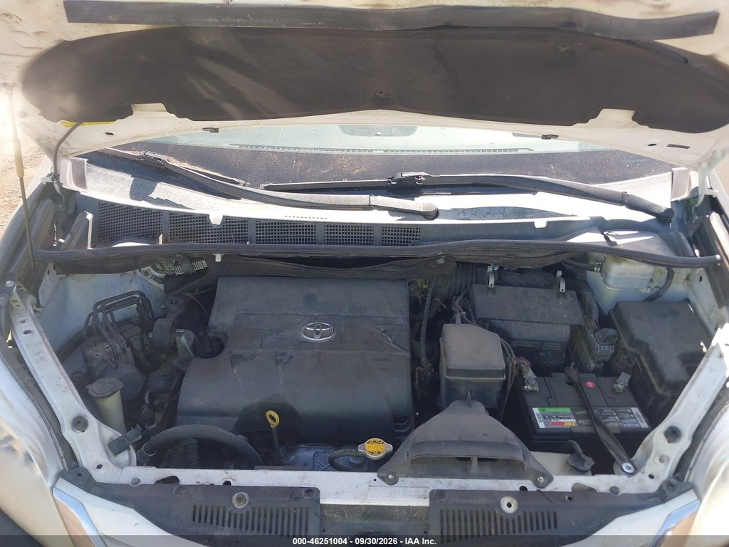 2015 Toyota Sienna LE 8 Passenger photo 10