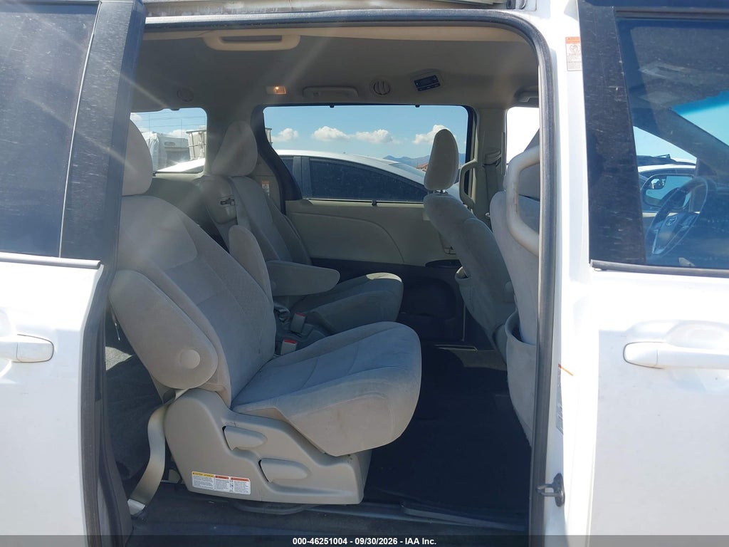 2015 Toyota Sienna LE 8 Passenger photo 8