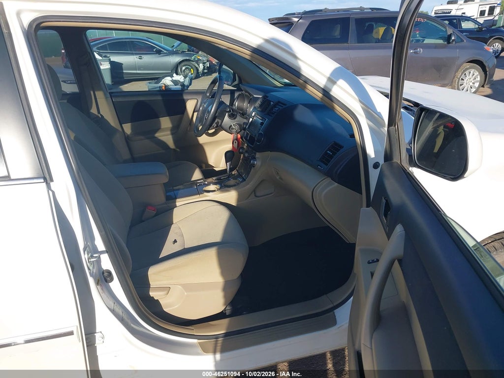 2013 Toyota Highlander Plus photo 5