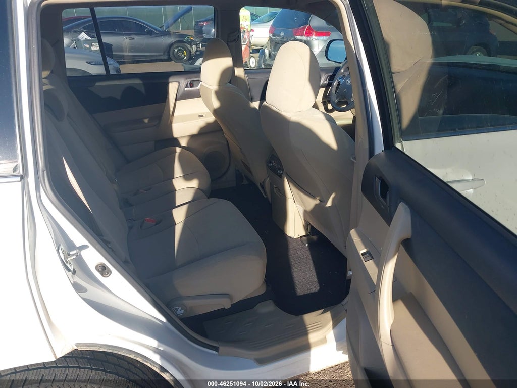 2013 Toyota Highlander Plus photo 8