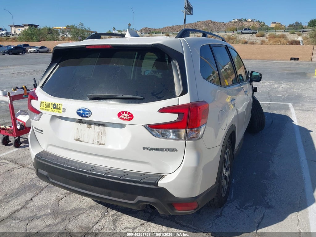 2020 Subaru Forester Premium photo 4