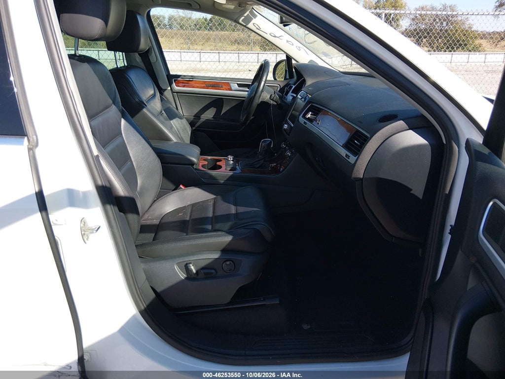 2013 Volkswagen Touareg VR6 LUX photo 5