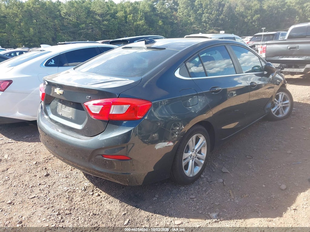 2017 Chevrolet Cruze LT Auto photo 4