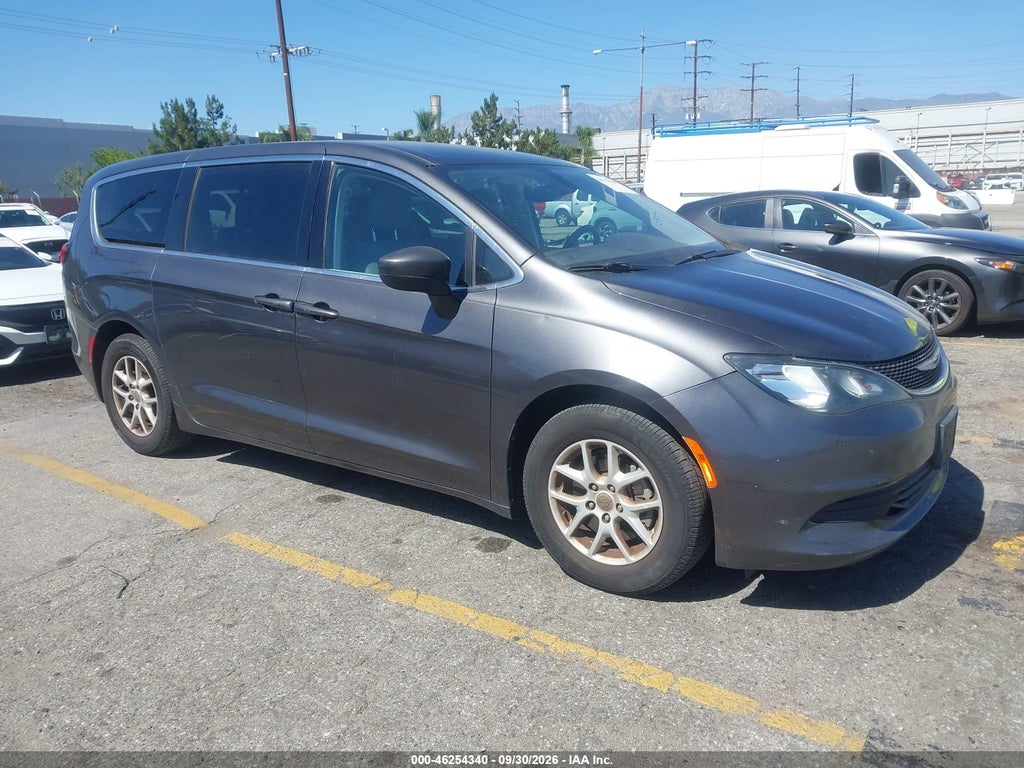2017 Chrysler Pacifica Touring photo 1