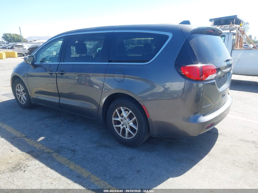 2017 Chrysler Pacifica Touring photo 3