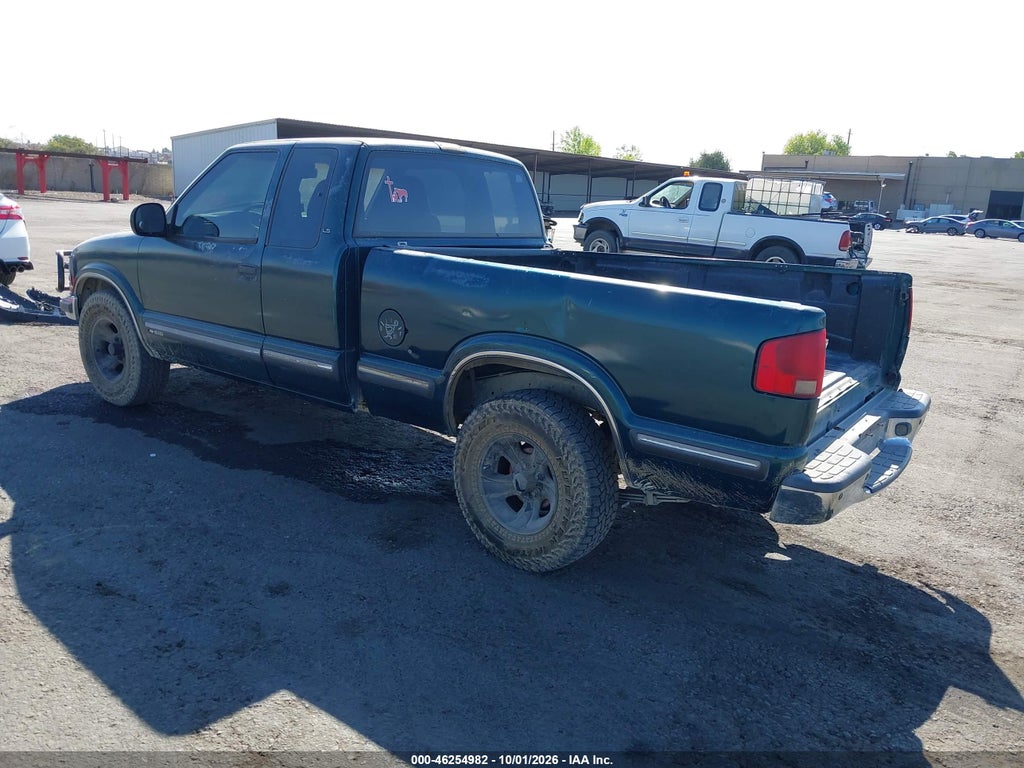 1998 Chevrolet S-10 LS Fleetside photo 3