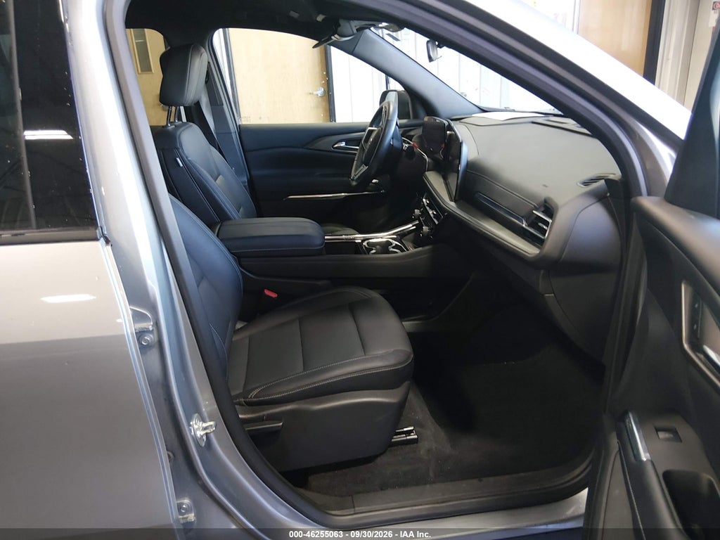2025 Chevrolet Traverse AWD LT photo 5