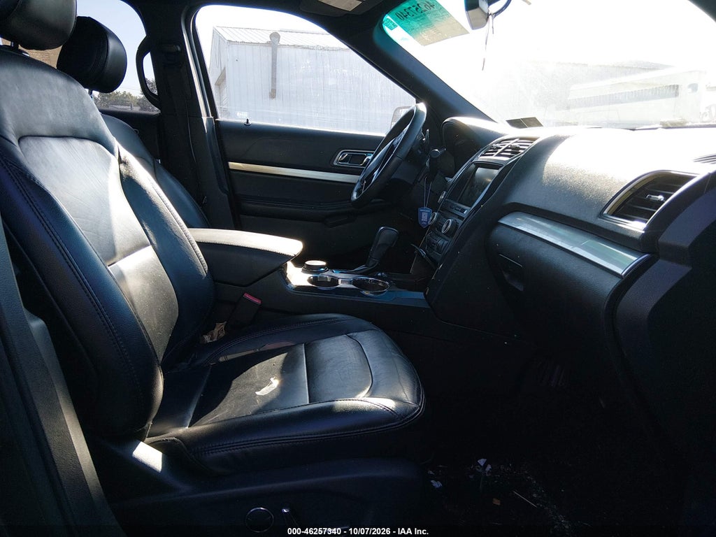 2016 Ford Explorer XLT photo 5