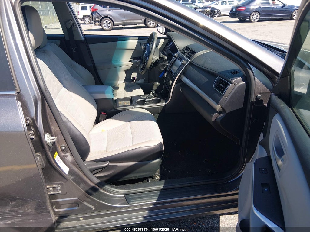 2017 Toyota Camry SE photo 5