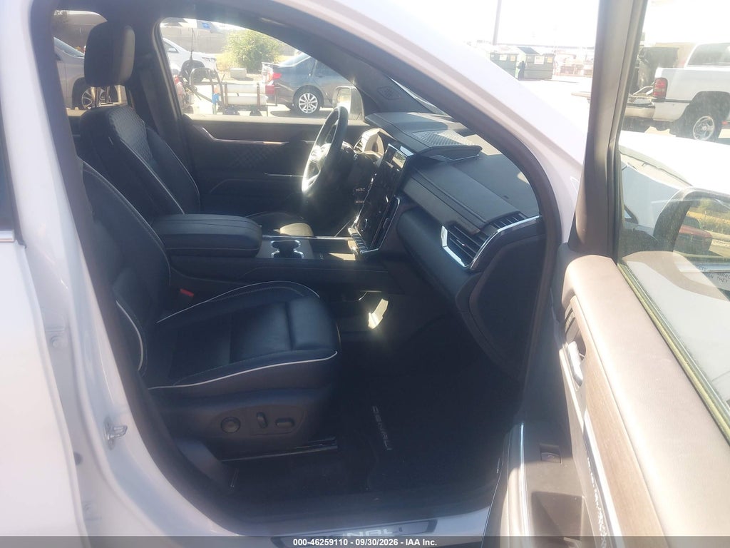 2025 GMC Acadia AWD Denali photo 5
