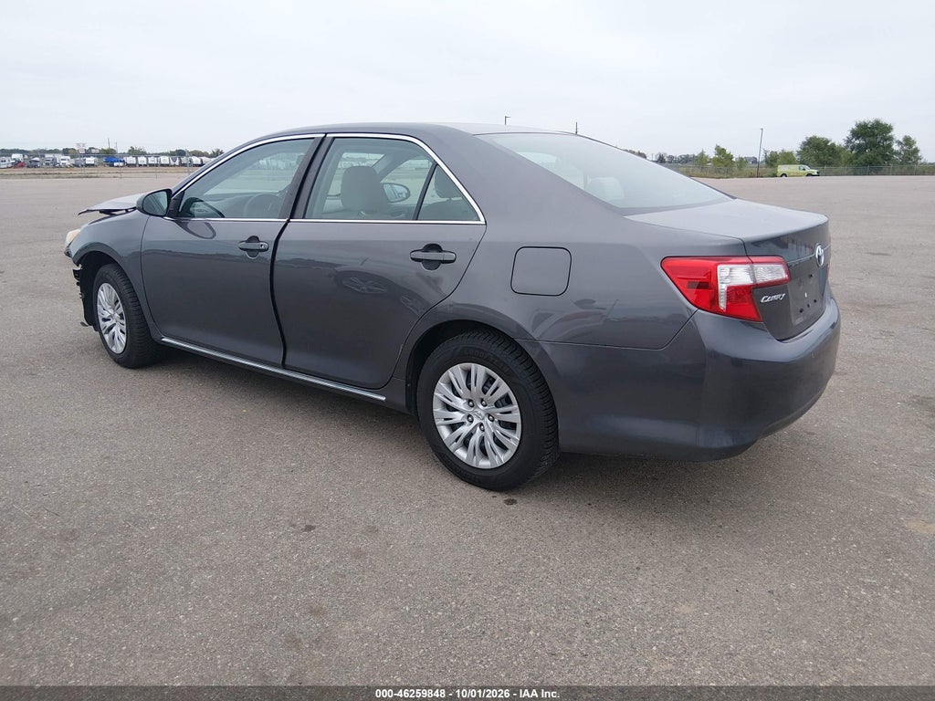 2014 Toyota Camry LE photo 3