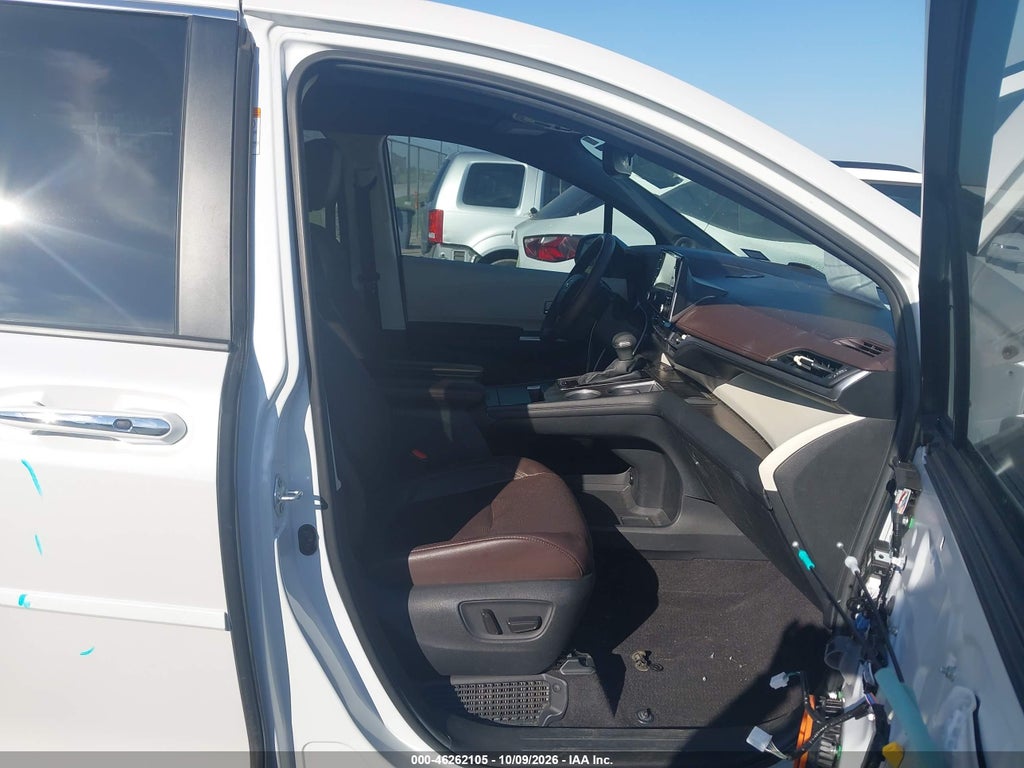 2024 Toyota Sienna Platinum photo 5