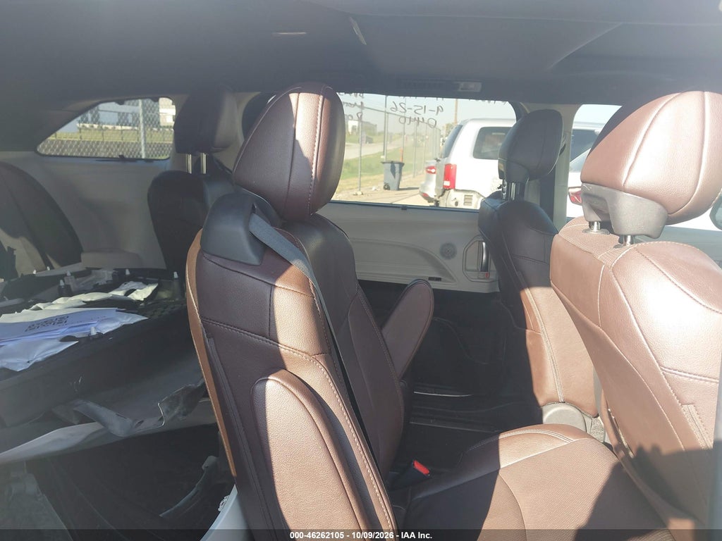 2024 Toyota Sienna Platinum photo 8