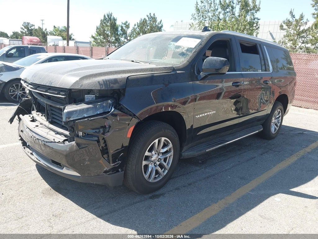2022 Chevrolet Suburban 2WD LT photo 2