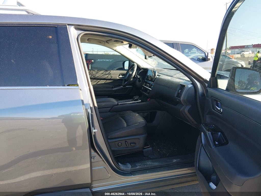 2025 Nissan Pathfinder SL FWD photo 5