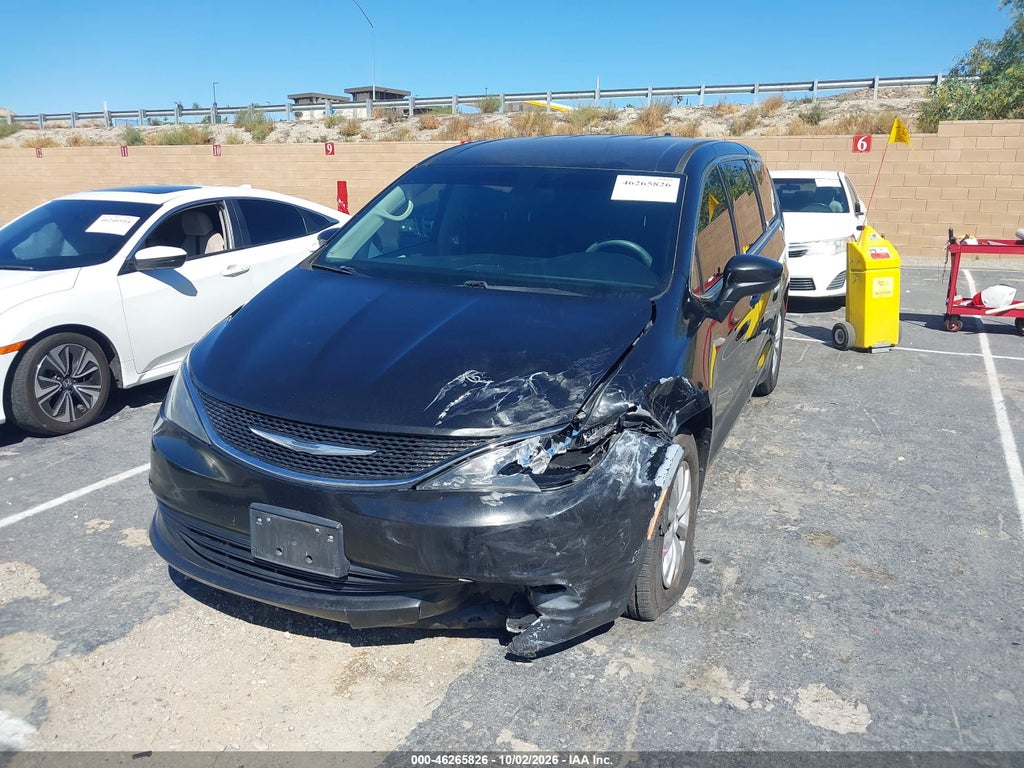 2017 Chrysler Pacifica Touring photo 2