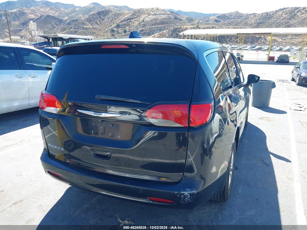 2017 Chrysler Pacifica Touring photo 4