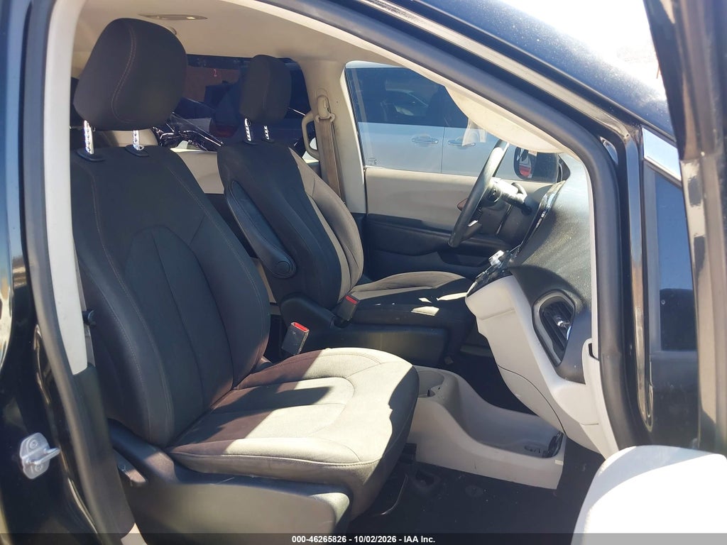 2017 Chrysler Pacifica Touring photo 5