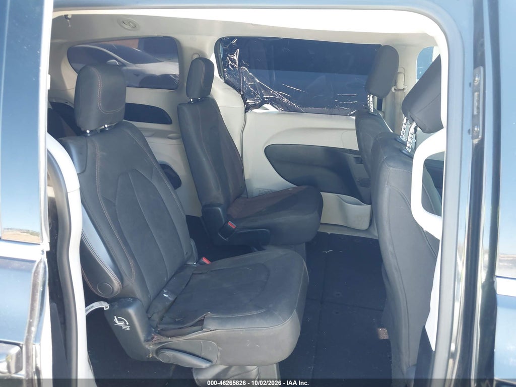 2017 Chrysler Pacifica Touring photo 8