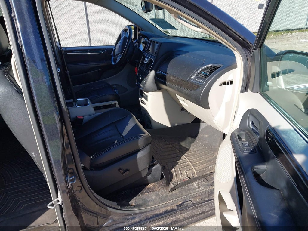 2014 Chrysler Town & Country Touring-L photo 5