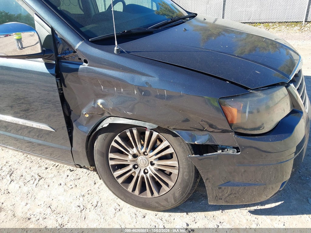 2014 Chrysler Town & Country Touring-L photo 6