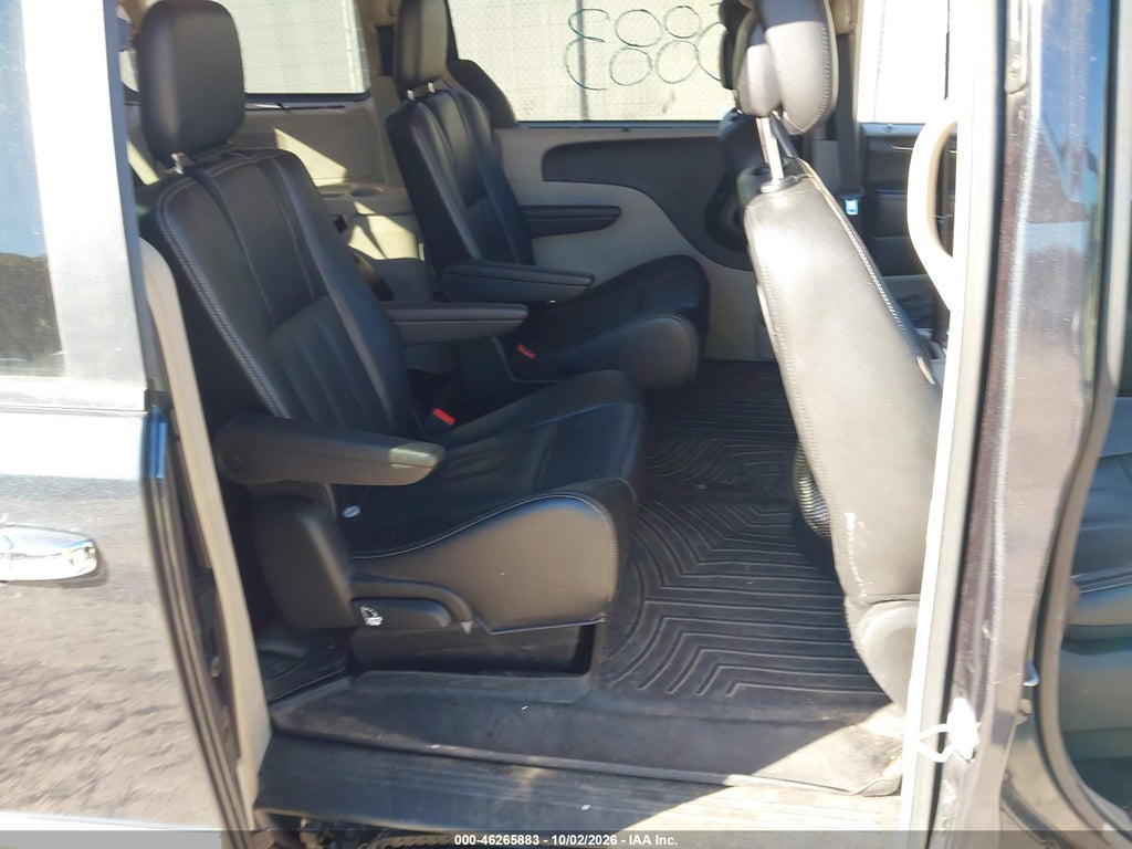 2014 Chrysler Town & Country Touring-L photo 8