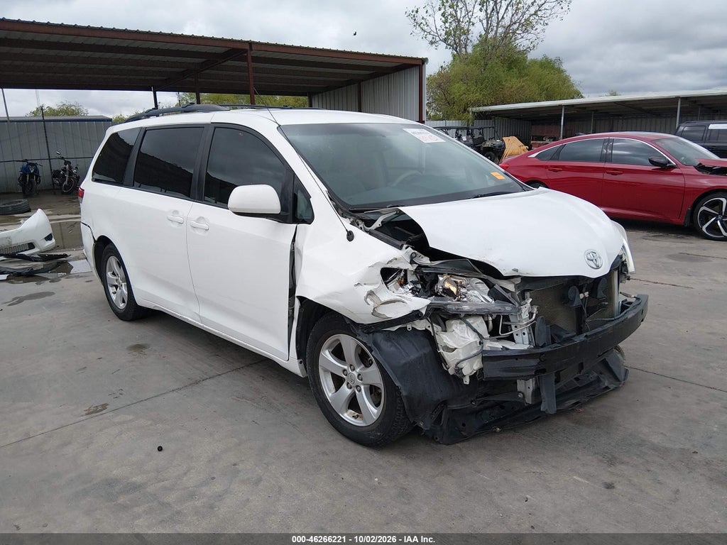 2013 Toyota Sienna LE V6 8 Passenger photo 1